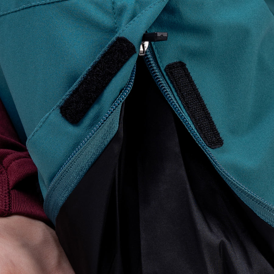 Zips at the bottom leg hem