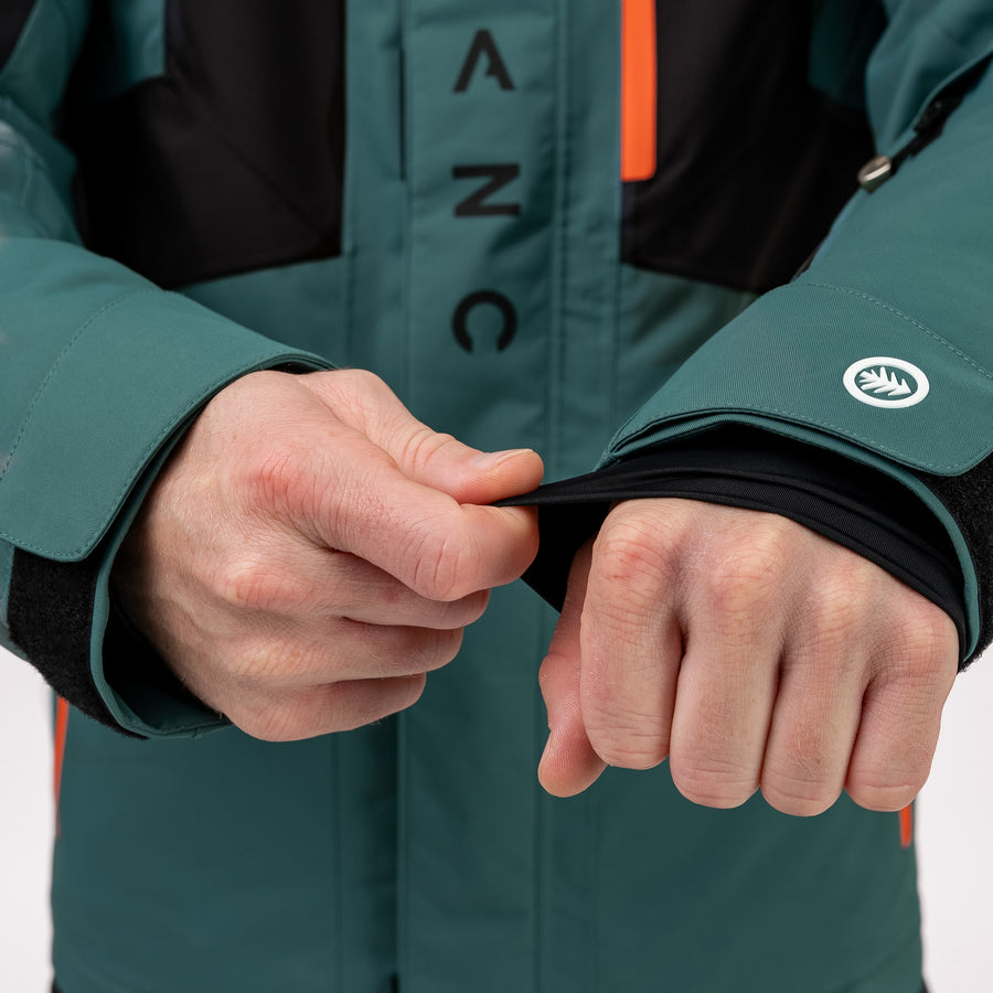 Inner elastic cuff in the sleeve